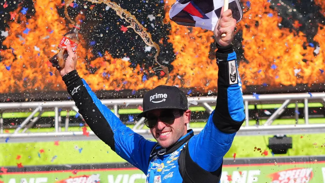 Chase Elliott Menang di Texas, Raih Kemenangan NASCAR Kedua Tahun Ini