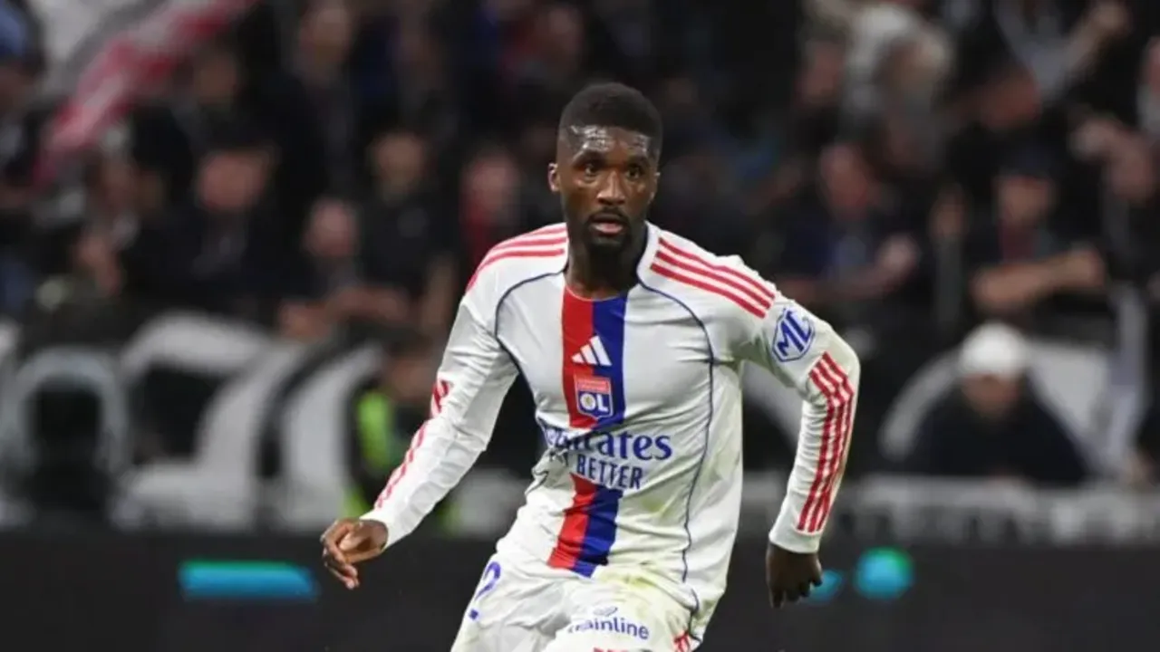 Clinton Mata Puji Semangat Juang Lyon Saat Kalahkan Rennes 4-2
