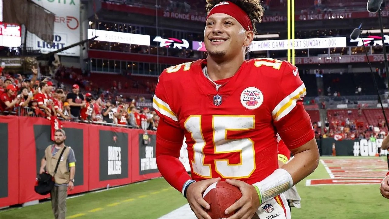 Patrick Mahomes terus menunjukkan perkembangan positif setelah menjalani operasi pada Desember lalu untuk memperbaiki cedera ACL dan LCL di lutut kiri. (Foto: AP)