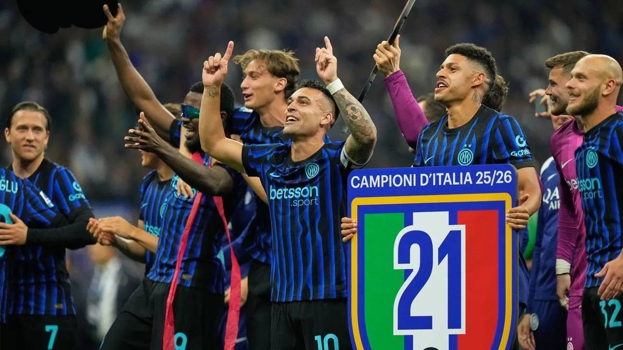 Pesta Berlanjut, Pemain Inter Milan Rayakan Bersama Fans di Duomo