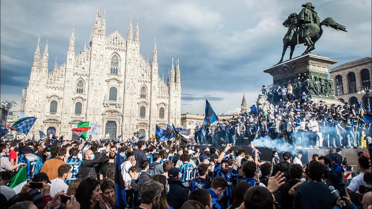Rayakan Scudetto ke-21, Ribuan Fans Inter Milan Padati Piazza Duomo