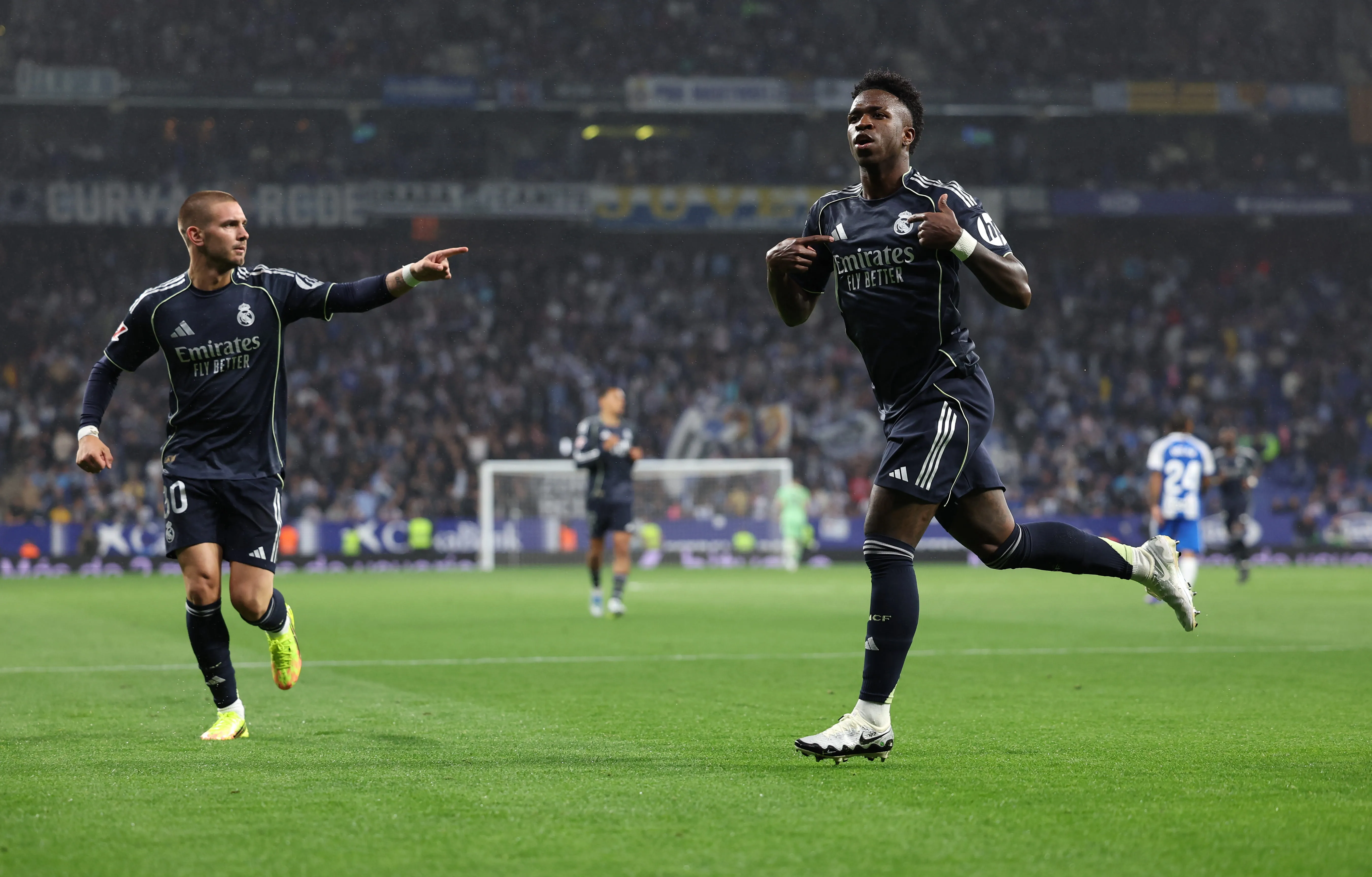 Vinicius Gemilang, Real Madrid Taklukkan Espanyol 2-0 - sumber: (footballespana)