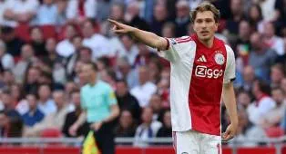 Dari Ajax ke Manchester City? Mika Godts Diminta Pikir Dua Kali