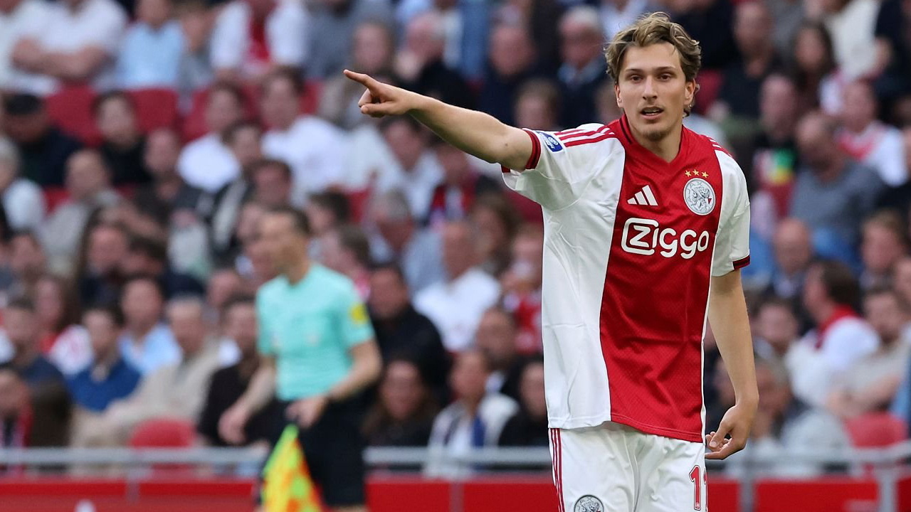 Dari Ajax ke Manchester City? Mika Godts Diminta Pikir Dua Kali