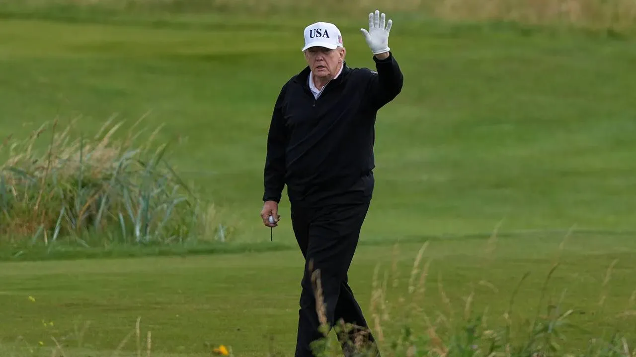 Keputusan ini muncul di tengah sengketa hukum terkait proyek yang digagas Donald Trump. (Foto: AP)
