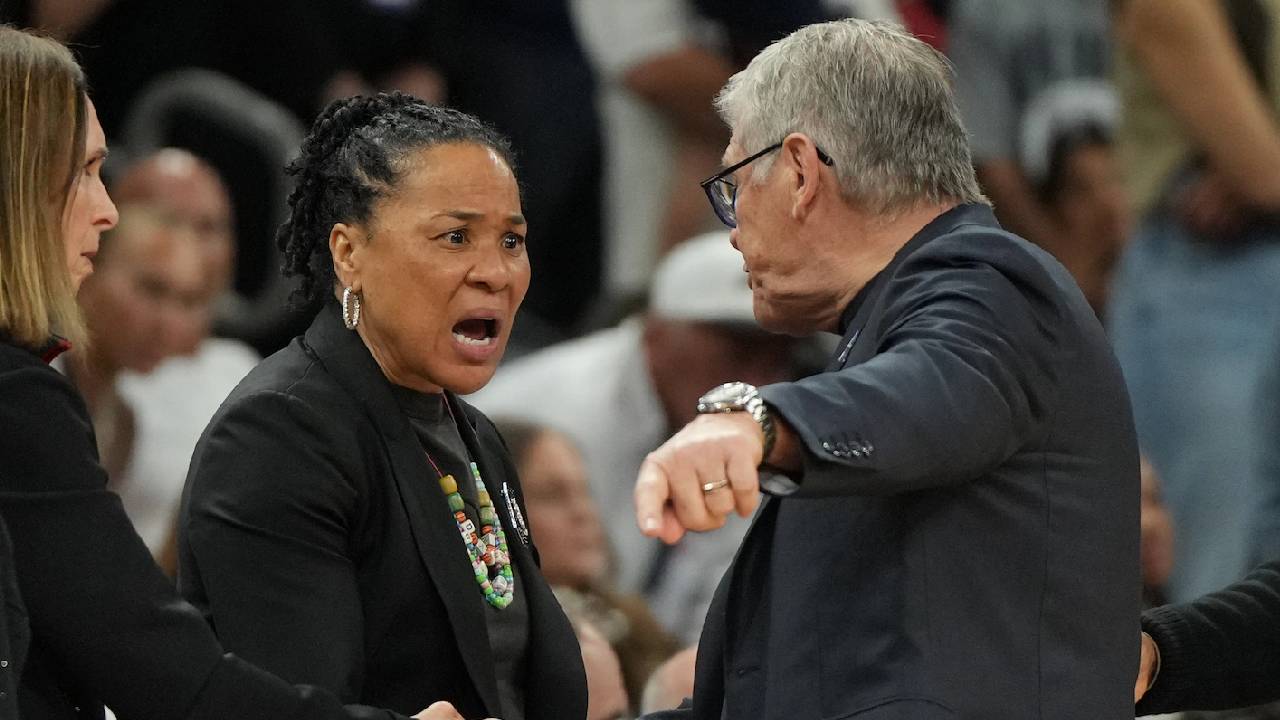 Pelatih UConn Geno Auriemma Merasa “Bodoh” Berselisih dengan Dawn Staley
