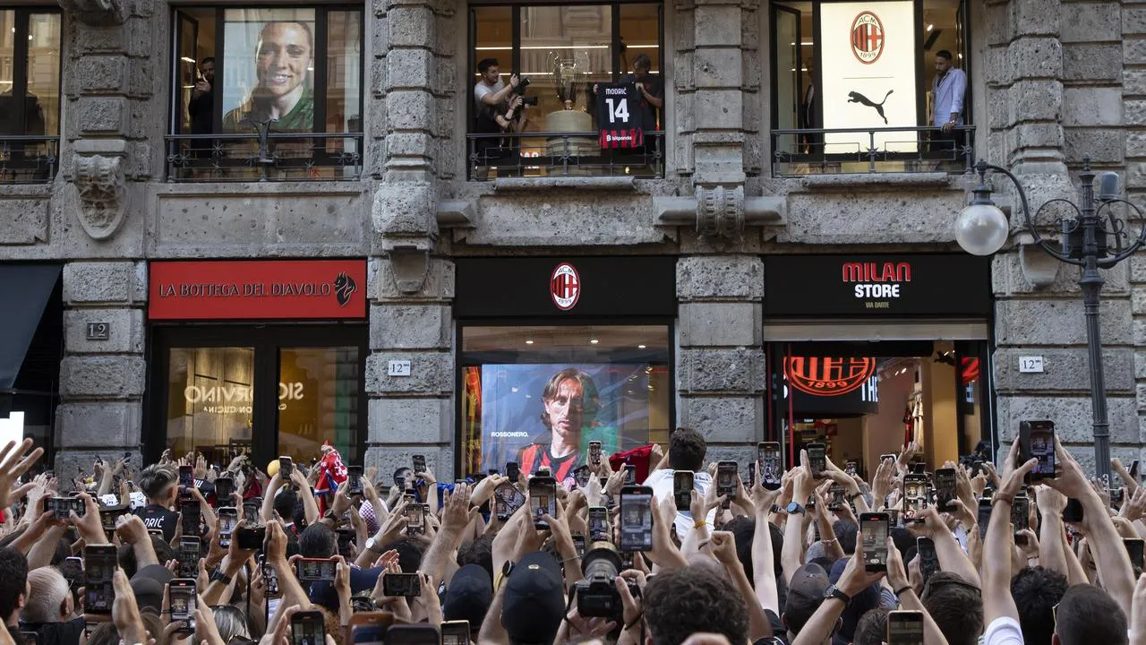 Toko Resmi AC Milan di Via Dante Dirusak Supporter Inter Milan
