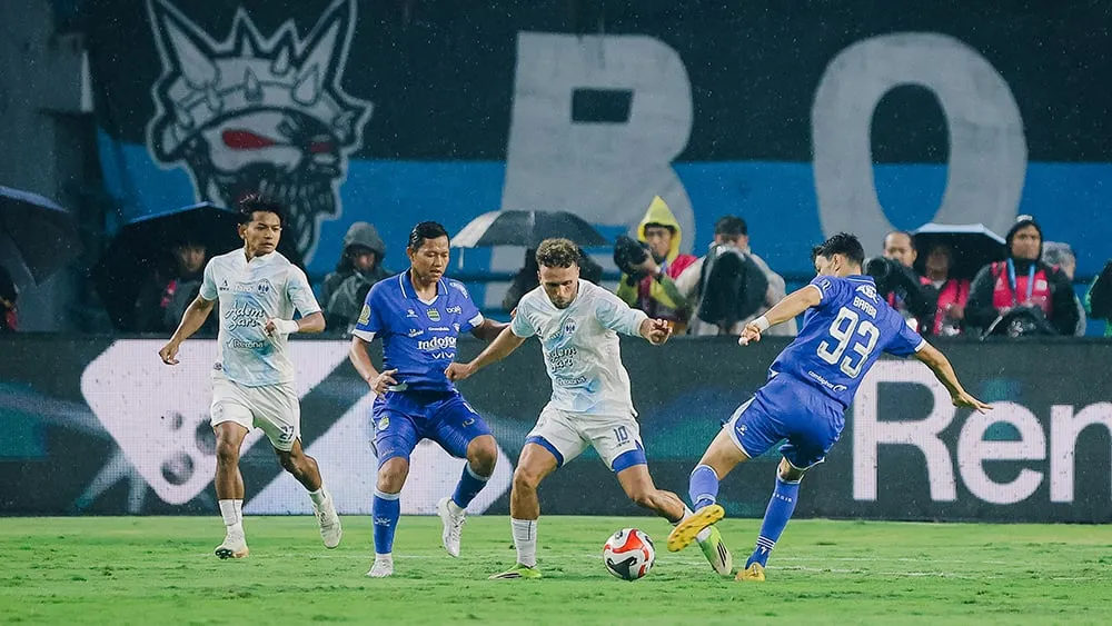 Van Gastel Sesalkan Kebobolan Awal dari Persib - sumber: (ileagueid)
