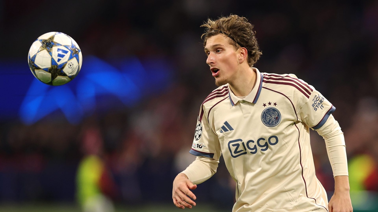 Barcelona Mengamati Perkembangan Penyerang Milik Ajax