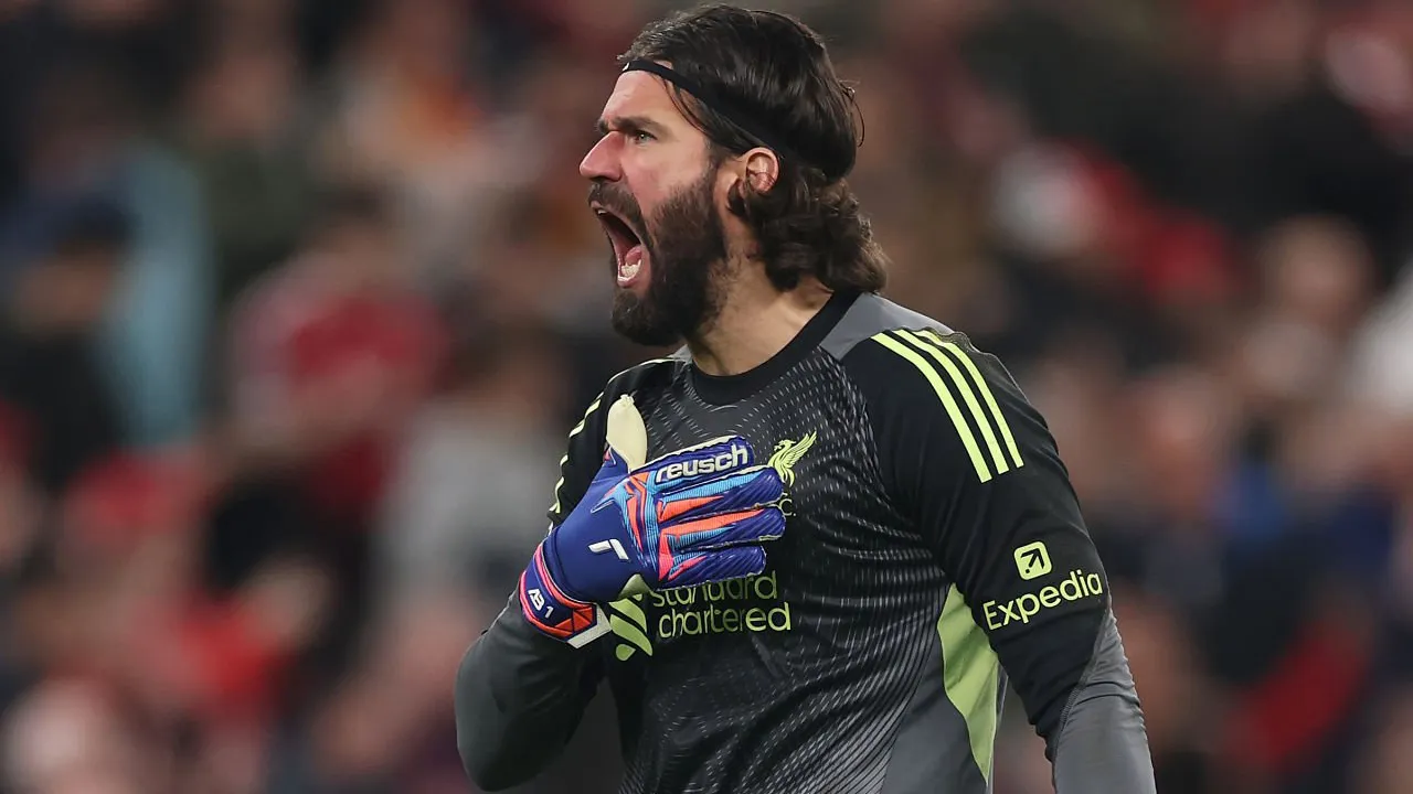 Diincar Juventus, Alisson Becker Dipastikan Tak Pergi dengan Harga Murah