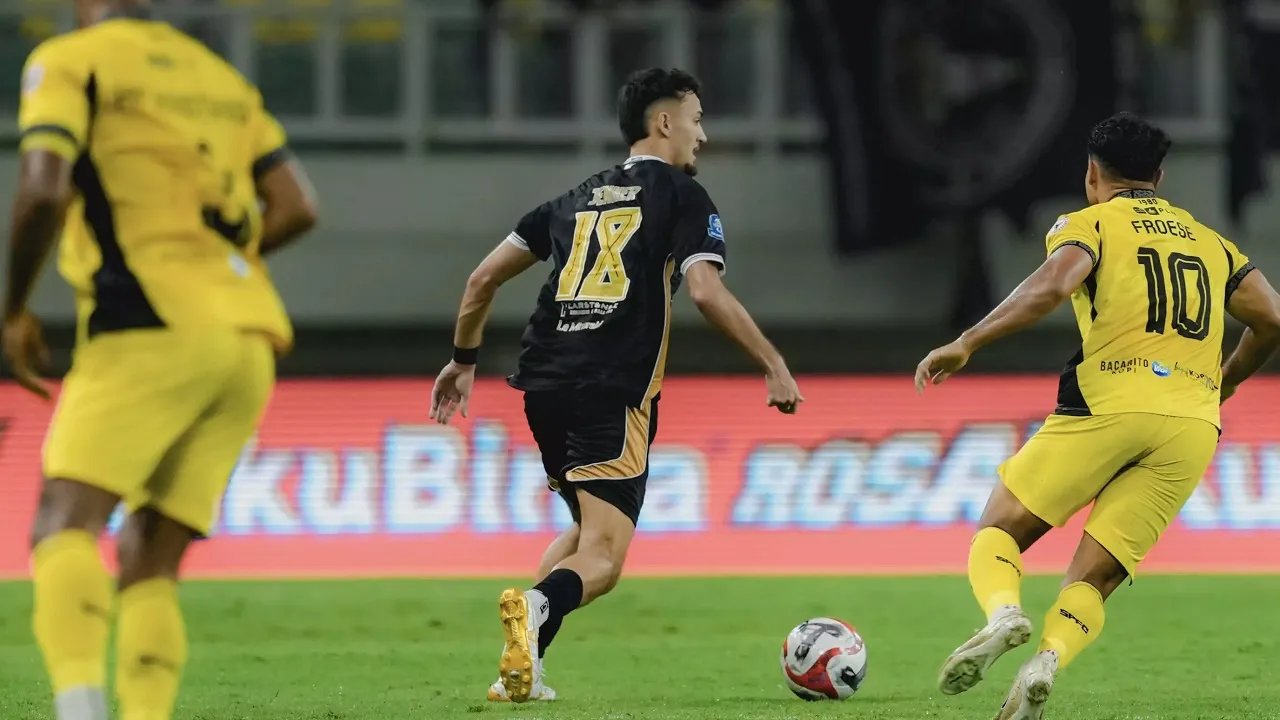 Gelandang Dewa United FC, Ivar Jenner di laga kontra Semen Padang FC