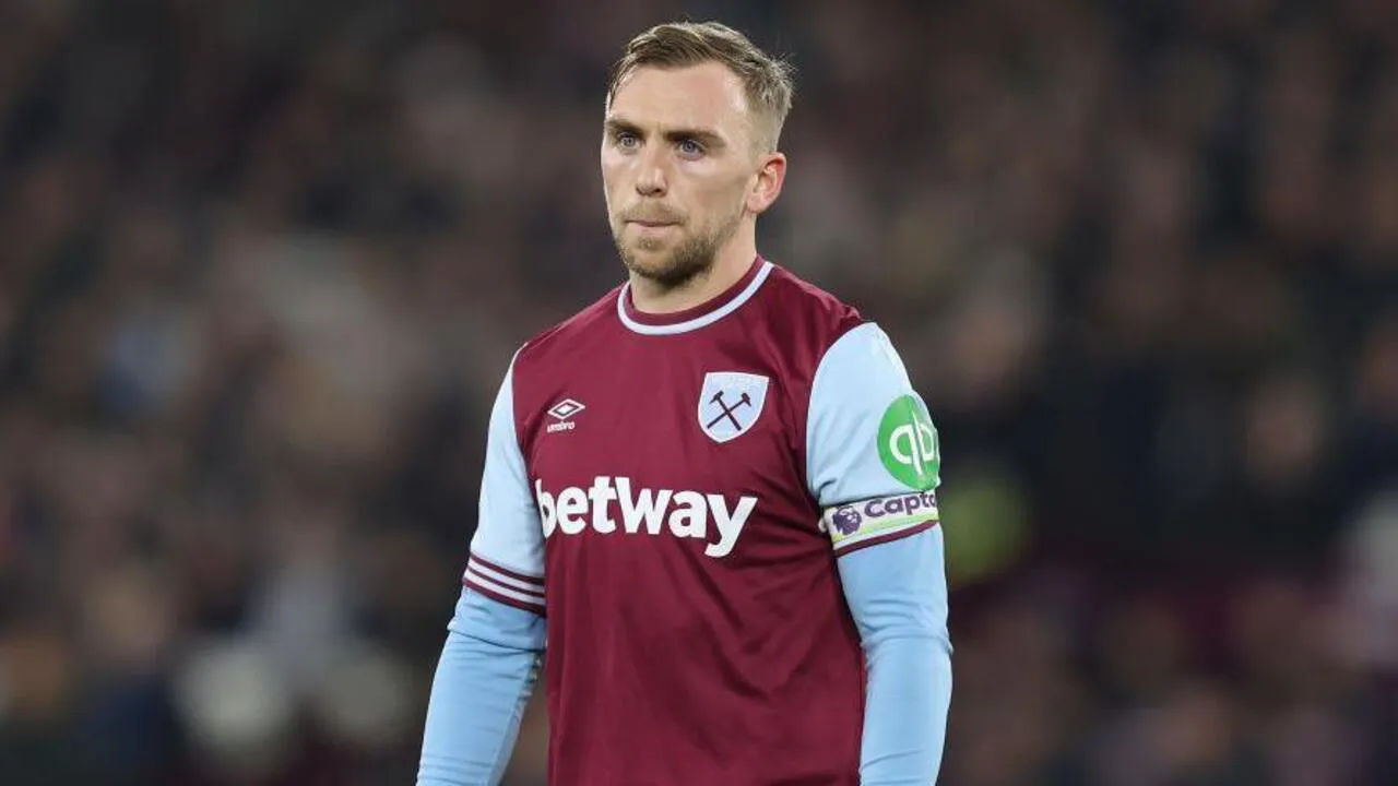 Eks striker Liverpool, Michael Owen, meminta The Reds untuk merekrut Jarrod Bowen sebagai pengganti dari Mohamed Salah musim panas ini / via Getty Images