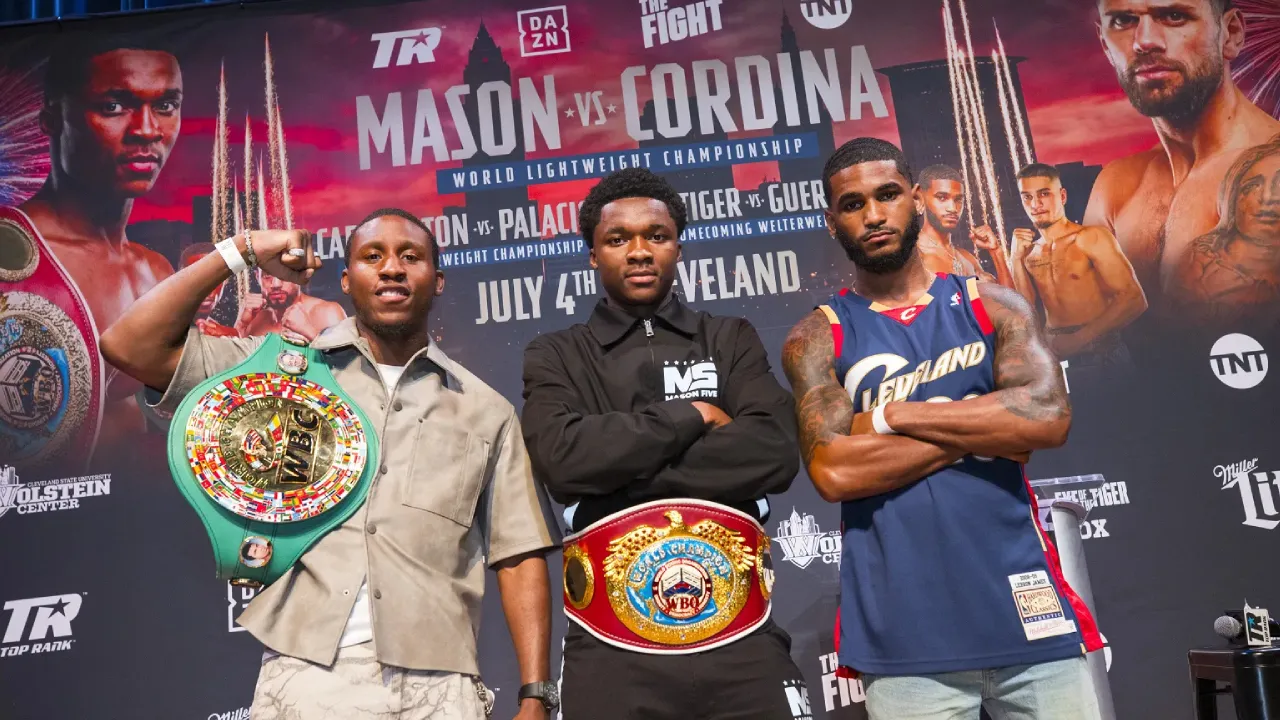 Abdullah Mason (tengah) diapit Bruce Carrington dan Tiger Johnson dalam pengumuman pertarungan mereka. (Foto: Fight TV)
