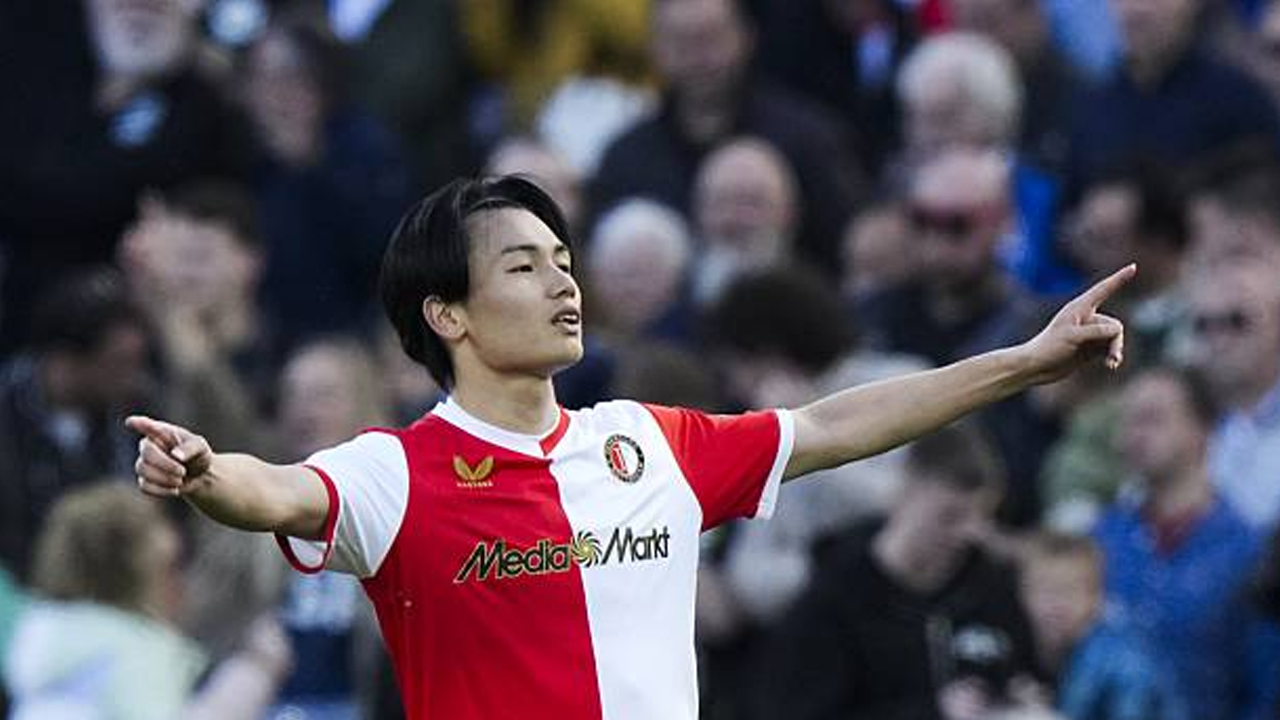 Jadi Incaran Klub Premier League, Feyenoord Bersedia Lepas Ayase Ueda