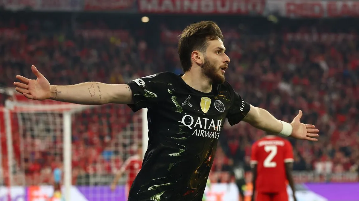 Khvicha Kvaratskhelia Ungkap Perasaan Skuad PSG Soal Final UCL - sumber: (footballlondon)