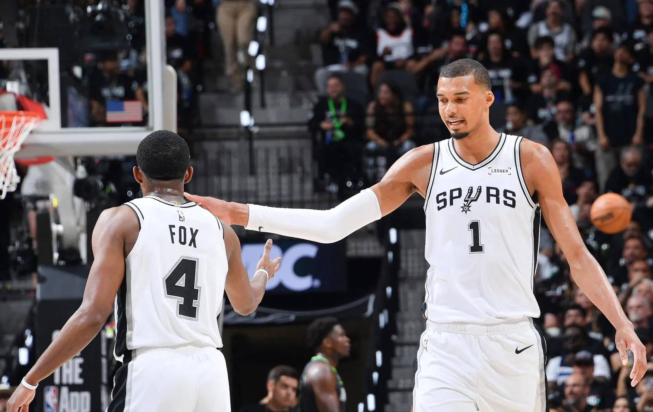 Spurs Hancurkan Timberwolves, Cetak Sejarah di Playoff - sumber: (mainbasket)