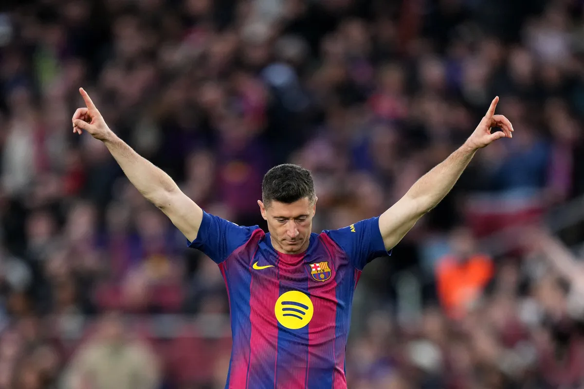 Szczesny Sindir Lewandowski: Sebaiknya Pensiun Ketimbang Gabung Juventus - sumber: (footballitalia)
