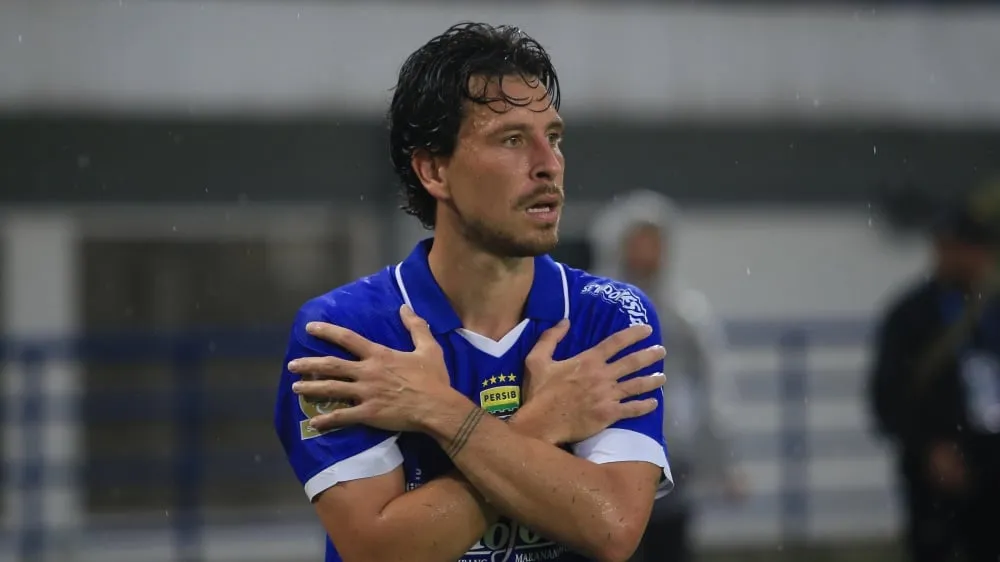 Thom Haye Siap Perkuat Lini Tengah Persija Jakarta - sumber: (ileagueid)