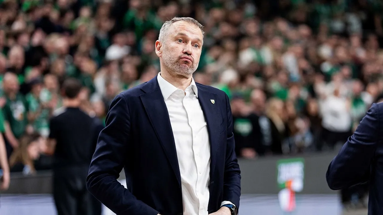 Tomas Masiulis acungi jempol semangat juang anak asuhnya di Game 3.