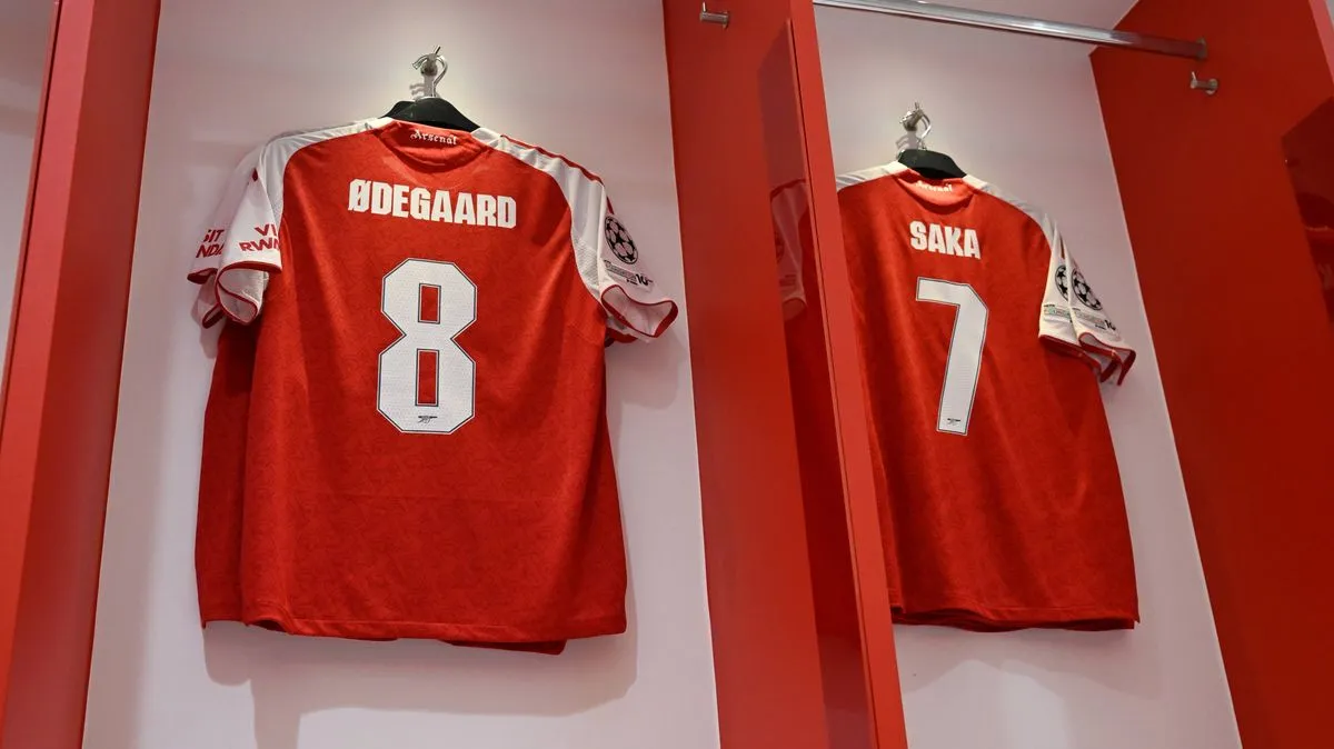 Arsenal Hadapi Perubahan Kit Besar Tanpa Sponsor Visit Rwanda - sumber: (footballlondon)