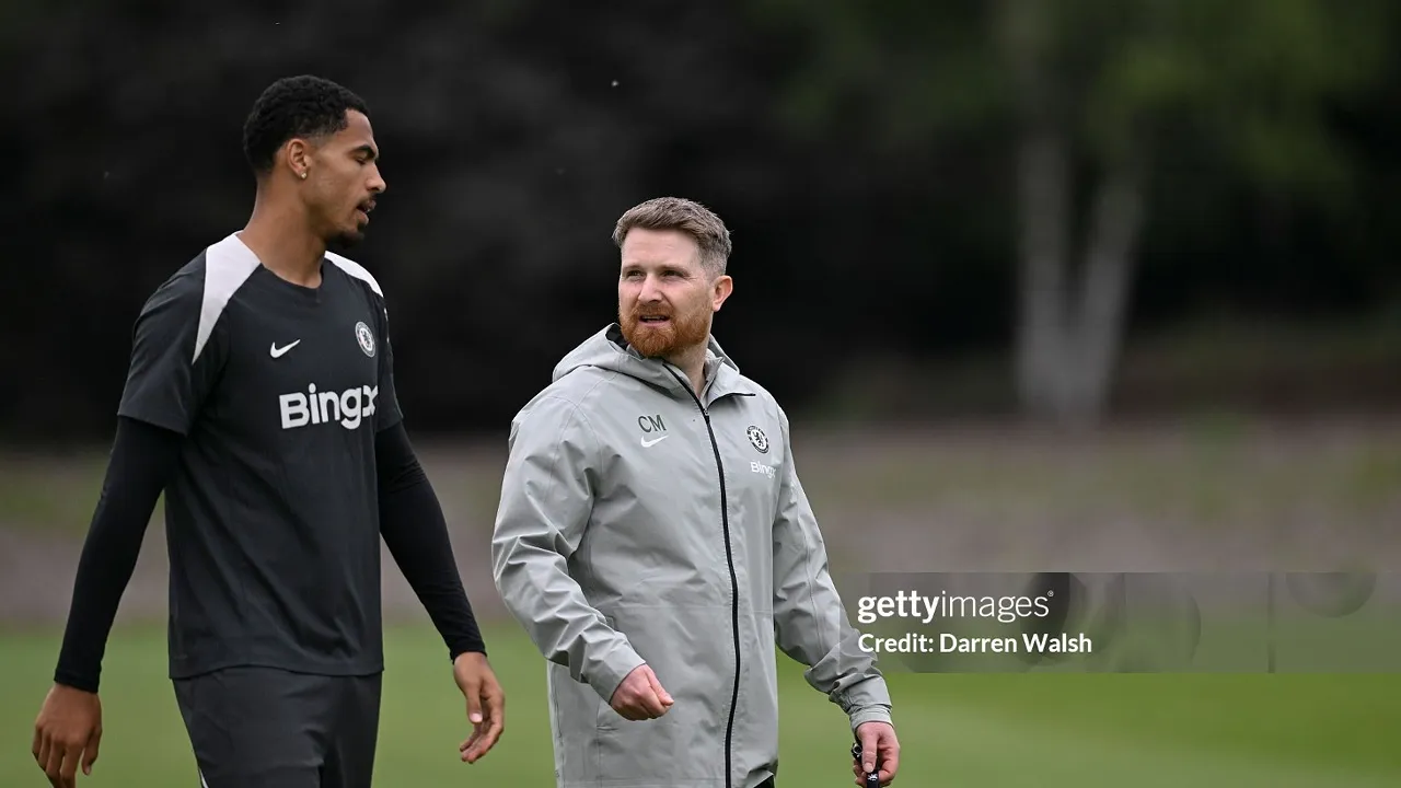 Calum McFarlane Sebut Levi Colwill Bek Kelas Dunia