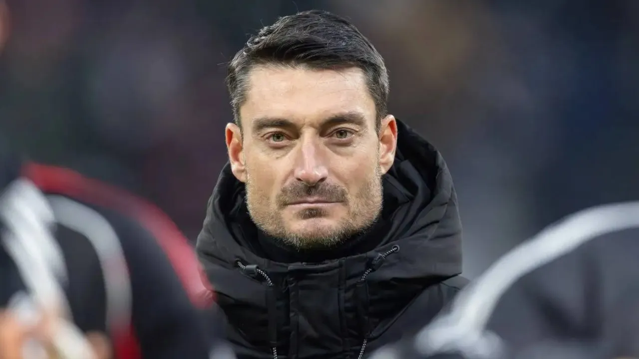Kalah Lawan Dortmund, Albert Riera Terancam Dipecat Eintracht Frankfurt