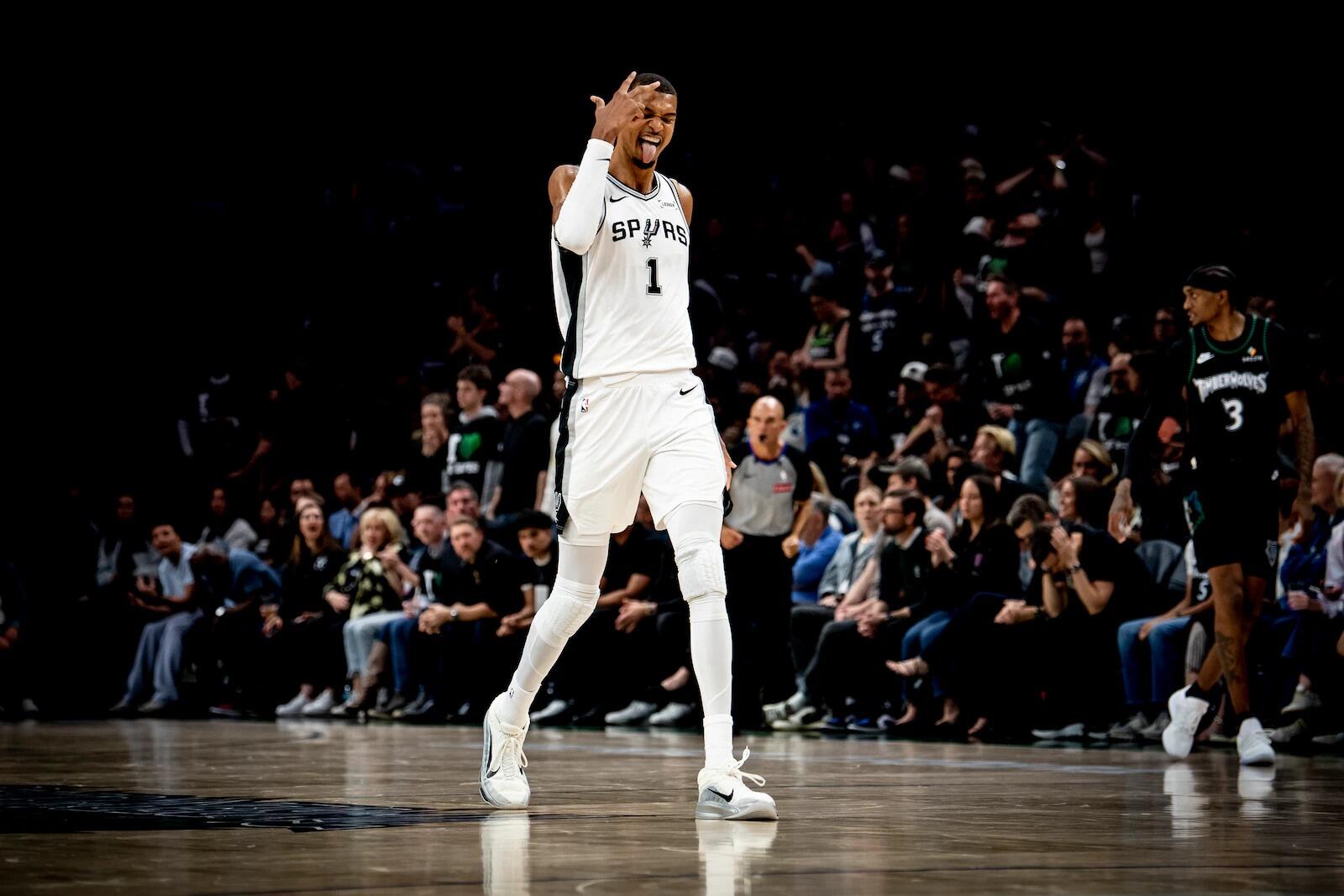 Wemby Bersinar di Gim 3 Berkat Bimbingan Olajuwon