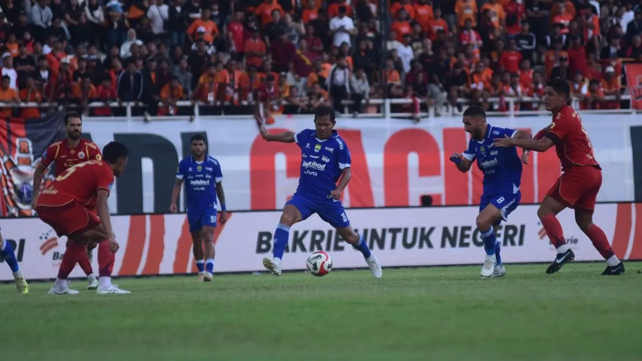 Gelandang Persib, Adam Alis