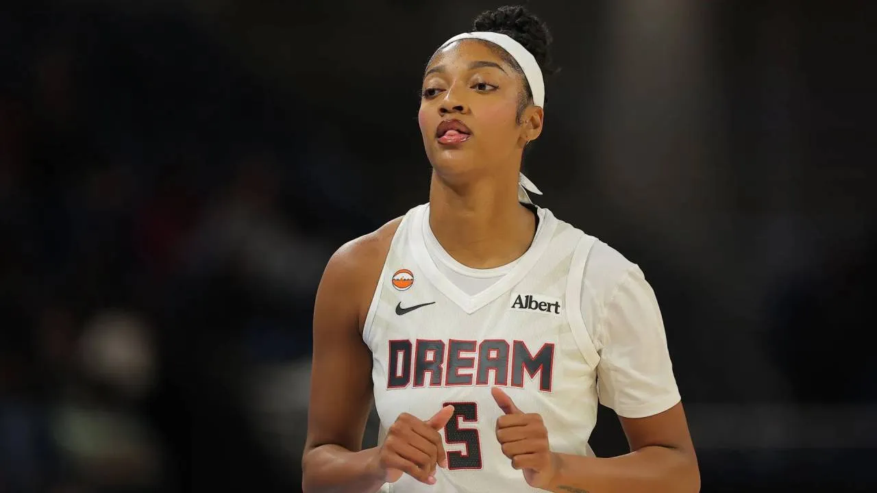 Laga tersebut menjadi debut resmi Angel Reese bersama Atlanta Dream setelah ditukar dari Chicago Sky lebih dari sebulan lalu. (Foto: AP)