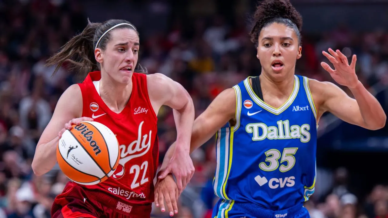 Caitlin Clark (kiri) mengakhiri pertandingan dengan catatan 20 poin, tujuh assist, dan lima rebound meski Fever harus menyerah 104-107 dari Wings. (Foto: AP)