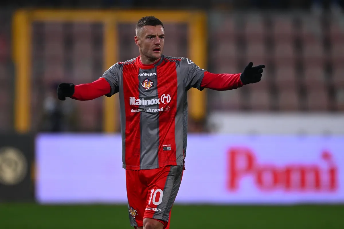 Giampaolo Pastikan Vardy Tampil Saat Cremonese Hadapi Pisa - sumber: (footballitalia)