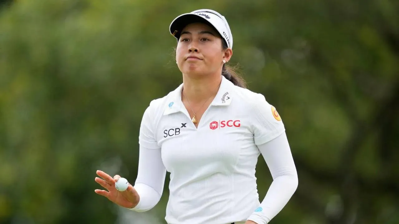 Jeeno Thitikul menutup 54 hole dengan total 10-under 216 dan unggul dua pukulan atas pegolf Prancis Celine Boutier. (Foto: Golf Digest)