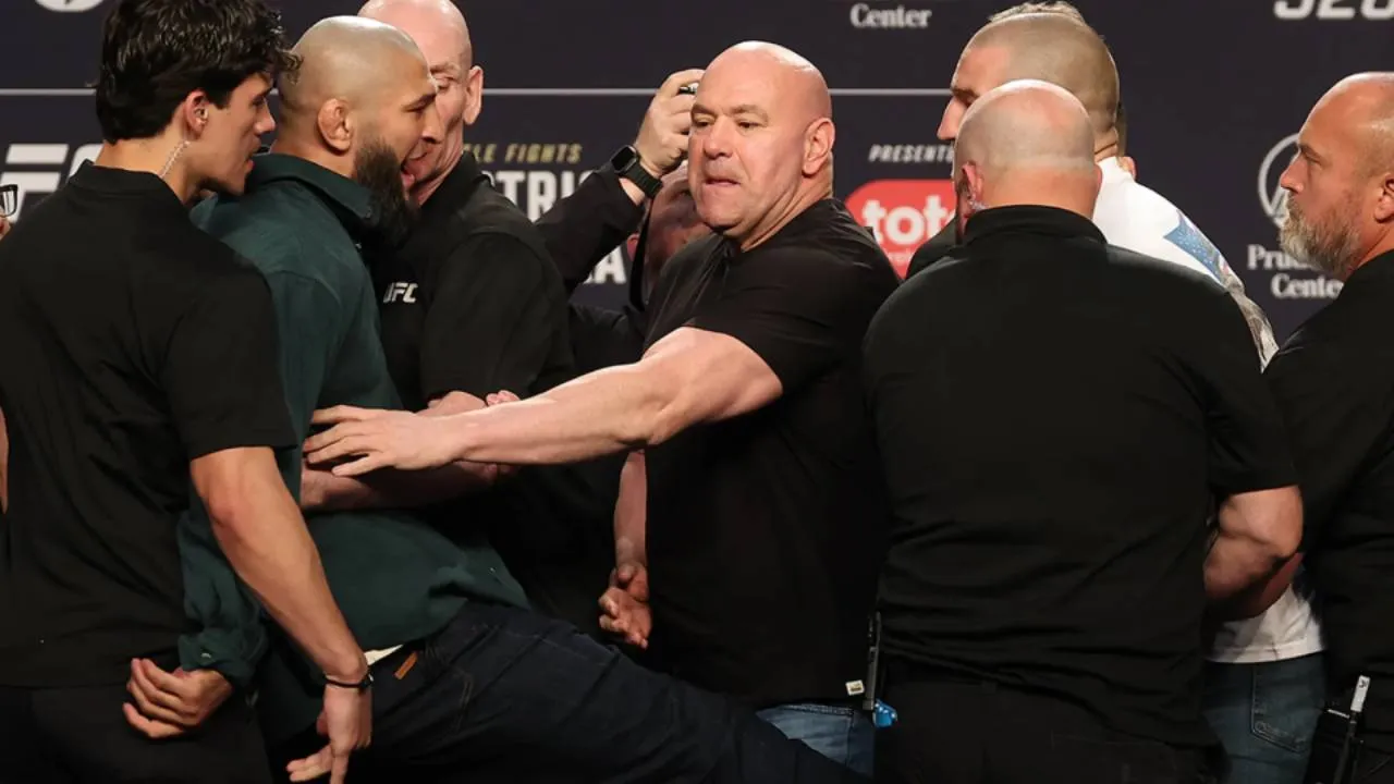 Khamzat Chimaev (kiri) tampak menendang ke arah Sean Strickland saat sesi tatap muka. (Foto: Fight TV)