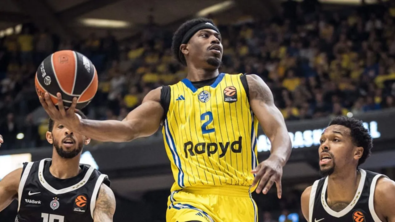 Pelatih Maccabi Tel Aviv Senang Jimmy Clark Perpanjang Kontrak