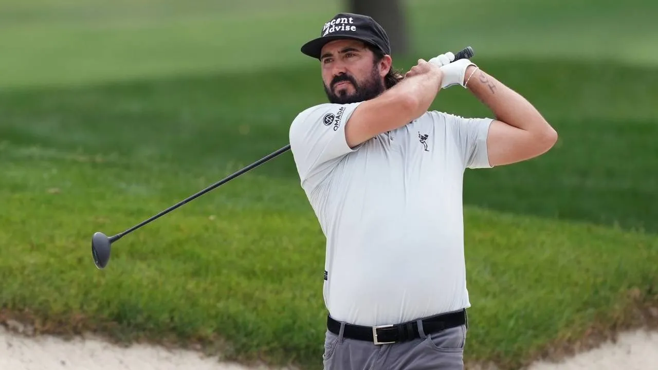Mark Hubbard mengakhiri hari dengan total 16-under 197 dan unggul satu pukulan atas Aaron Rai. (Foto: Golf Digest)