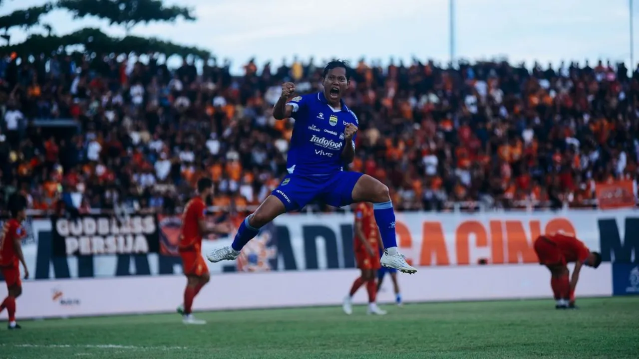 Adam Alis bikin brace ke gawang Persija