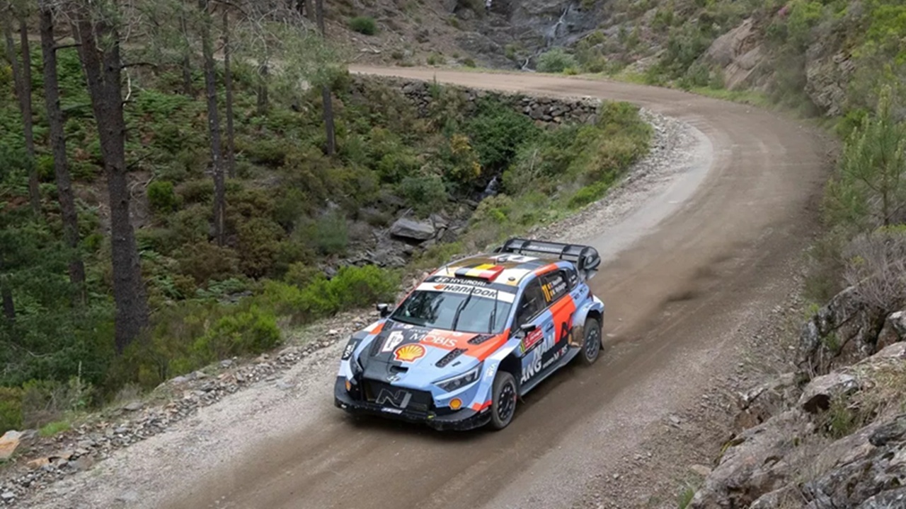 Thierry Neuville Rebut Posisi Terdepan dalam Reli Portugal