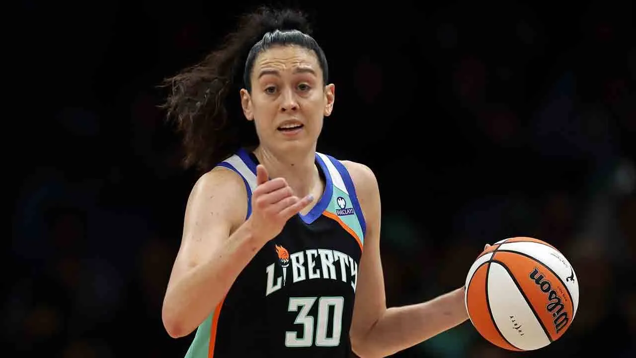 Breanna Stewart kembali menjadi andalan New York Liberty setelah baru saja menembus poin ke-6.000 dalam akriernya di WNBA. (Foto: AP).
