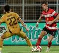 Bhayangkara FC 3-1 Madura United, Sape Kerrab Gagal Jauhi Zona Merah