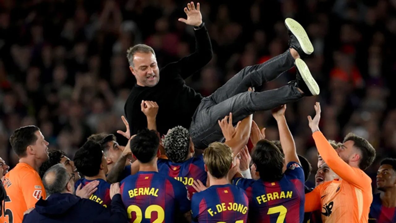 Hansi Flick Tidak Akan Melupakan Momen Barcelona Angkat Trofi