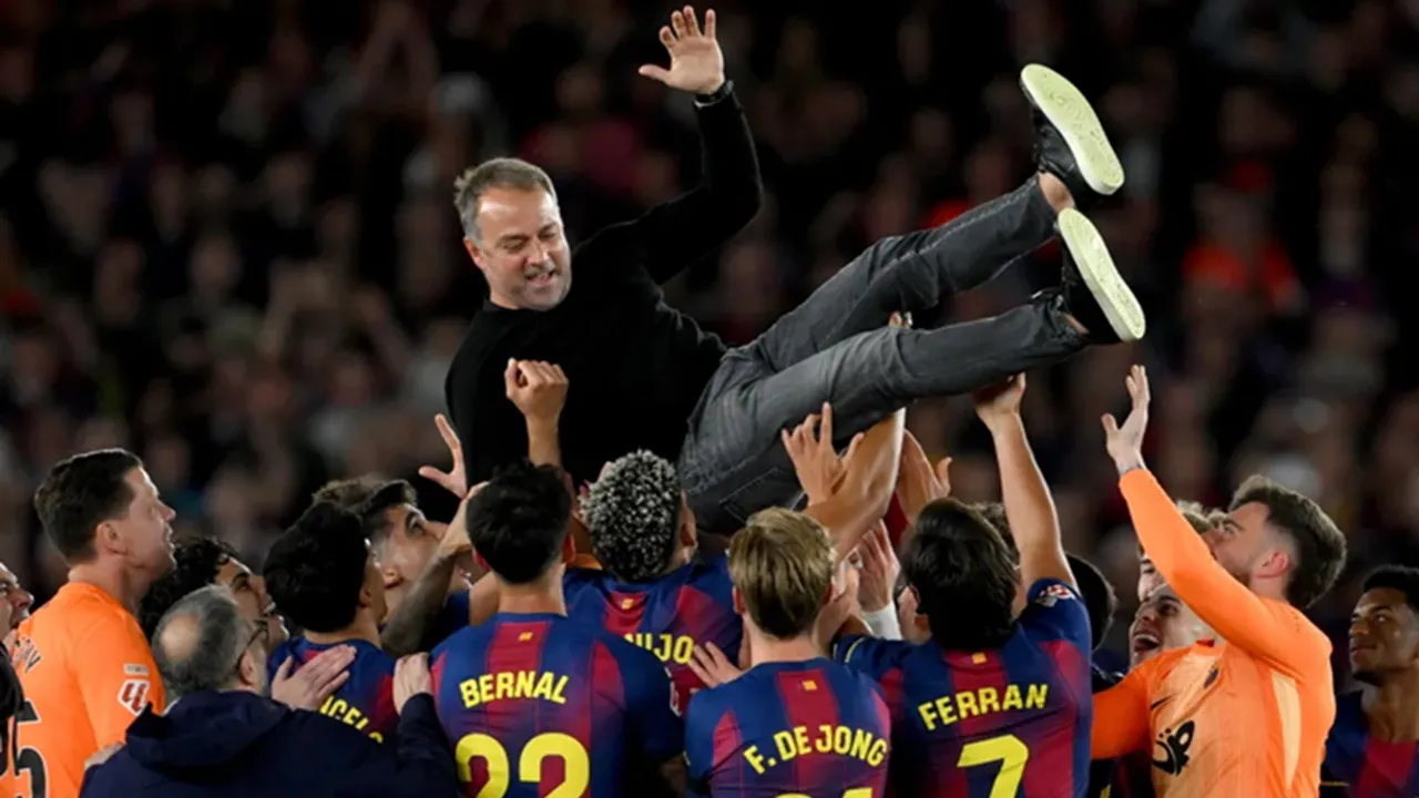 Hansi Flick Tidak Akan Melupakan Momen Barcelona Angkat Trofi