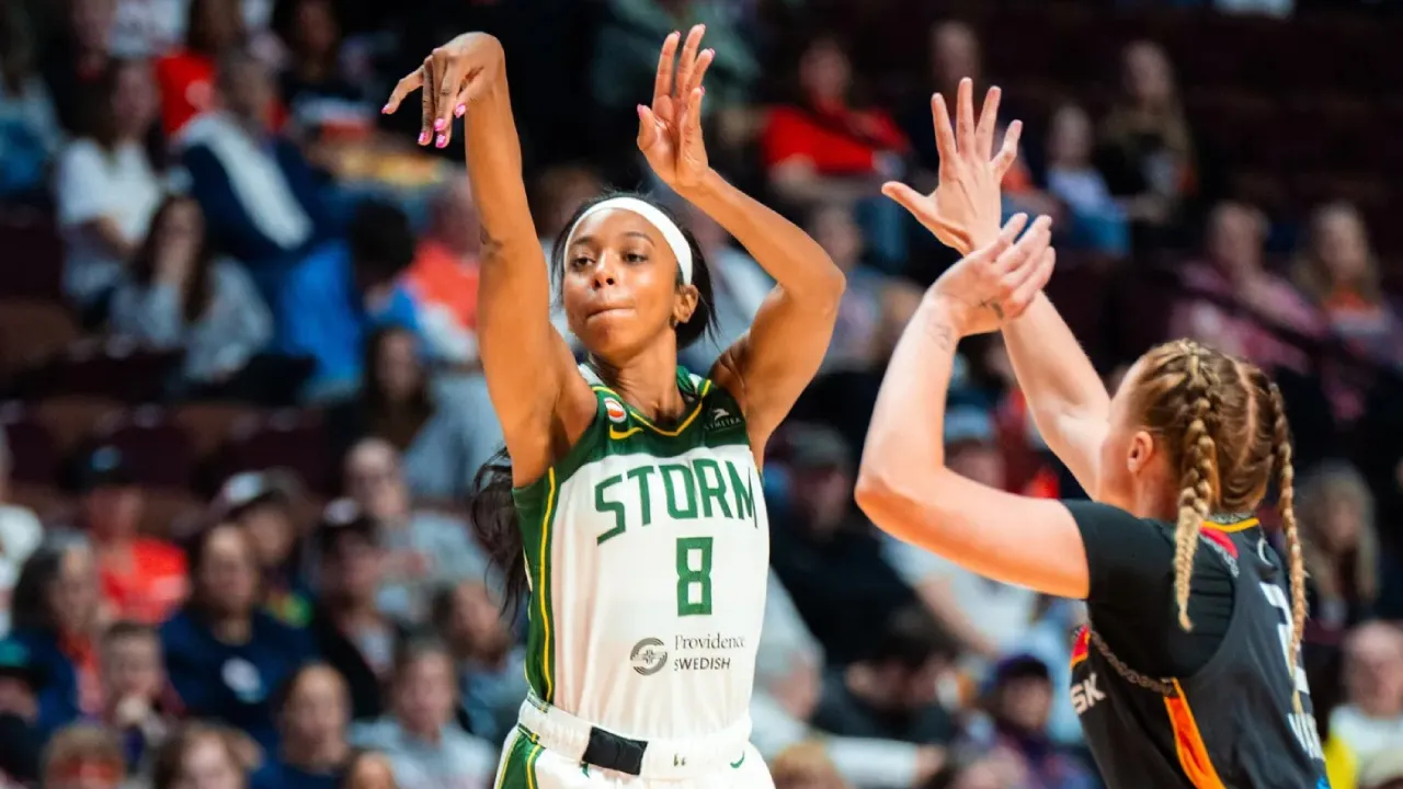 Lexie Brown (kiri) mencetak 17 poin saat Seattle Storm menundukkan Connecticut Sun dengan skor 89-82 di Uncasville, Connecticut, Minggu (10/5). (Foto: AP)