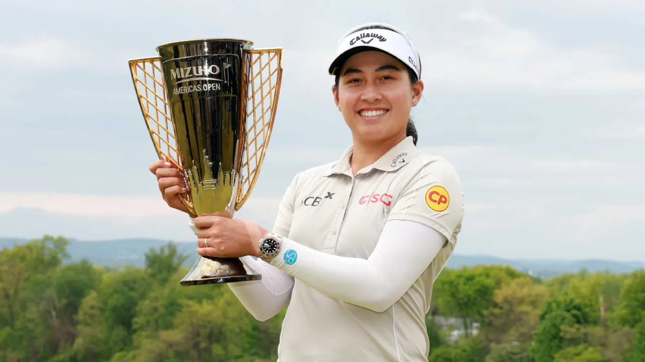 Jeeno Thitikul berpose dengan trofi Mizuho Americas Open. (Foto: Golf Digest)