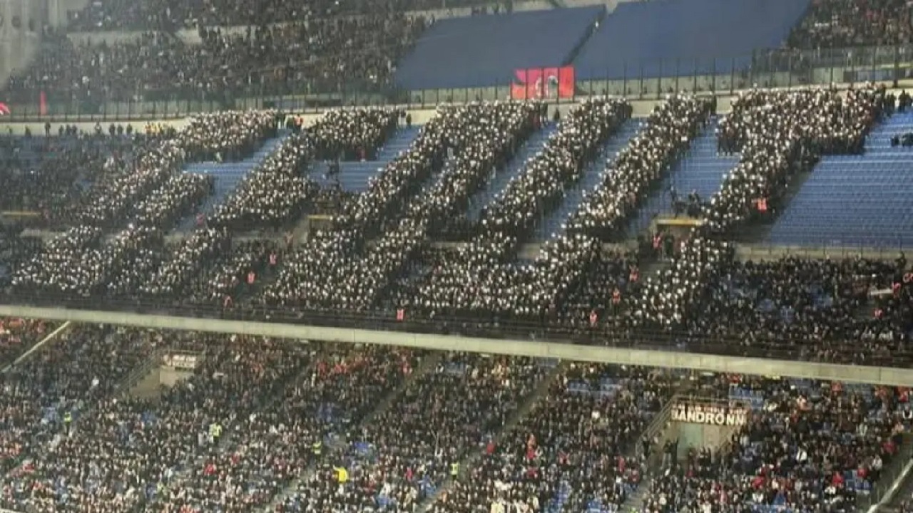 Kecam Giorgio Furlani, Curva Sud Milano Bentangkan Spanduk G.F OUT