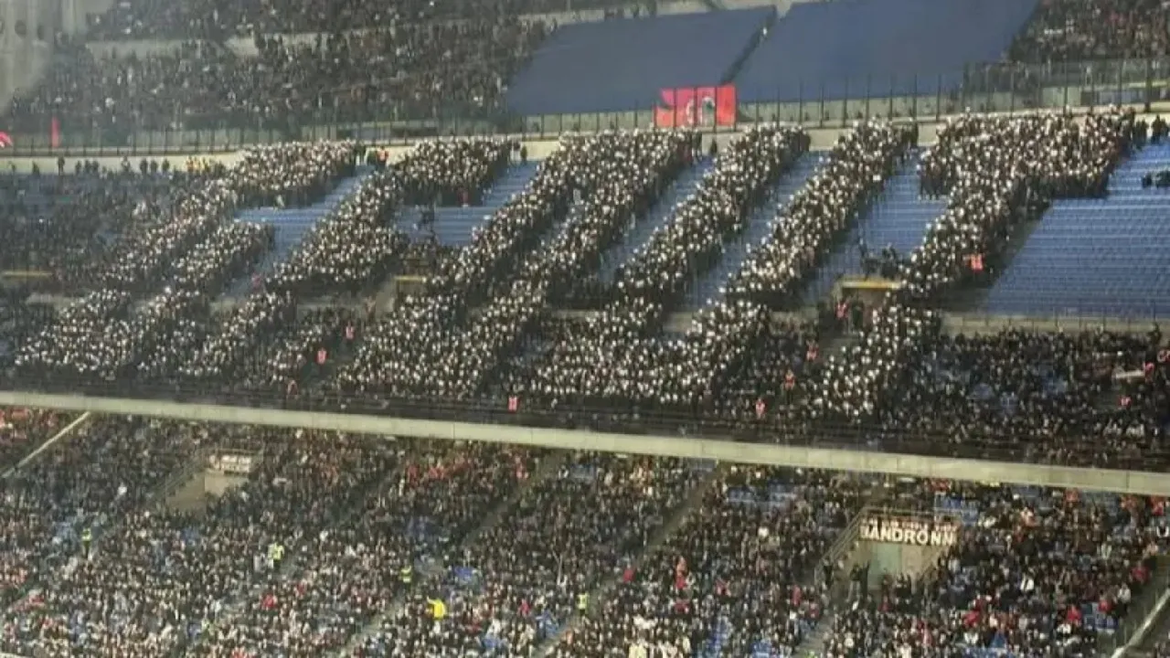 Kecam Giorgio Furlani, Curva Sud Milano Bentangkan Spanduk G.F OUT