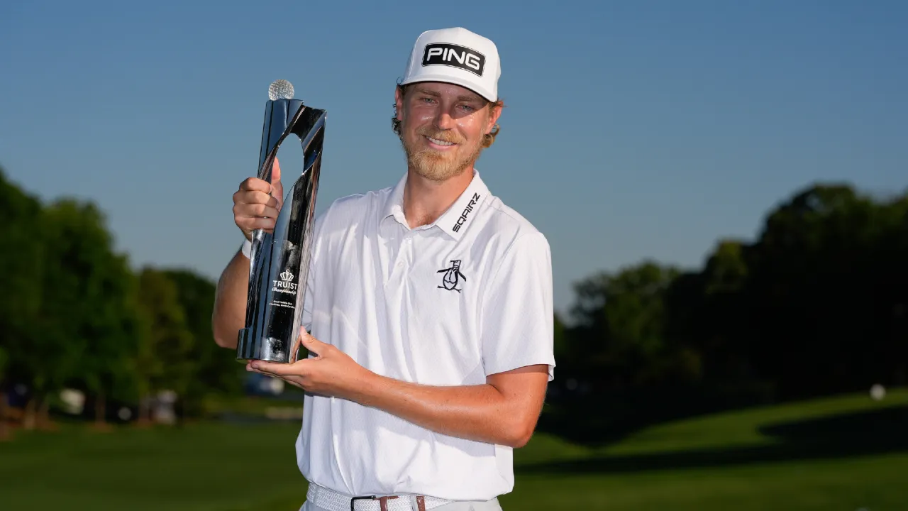 Kristoffer Reitan berpose dengan trofi Truist Championship. (Foto: Golf Digest)
