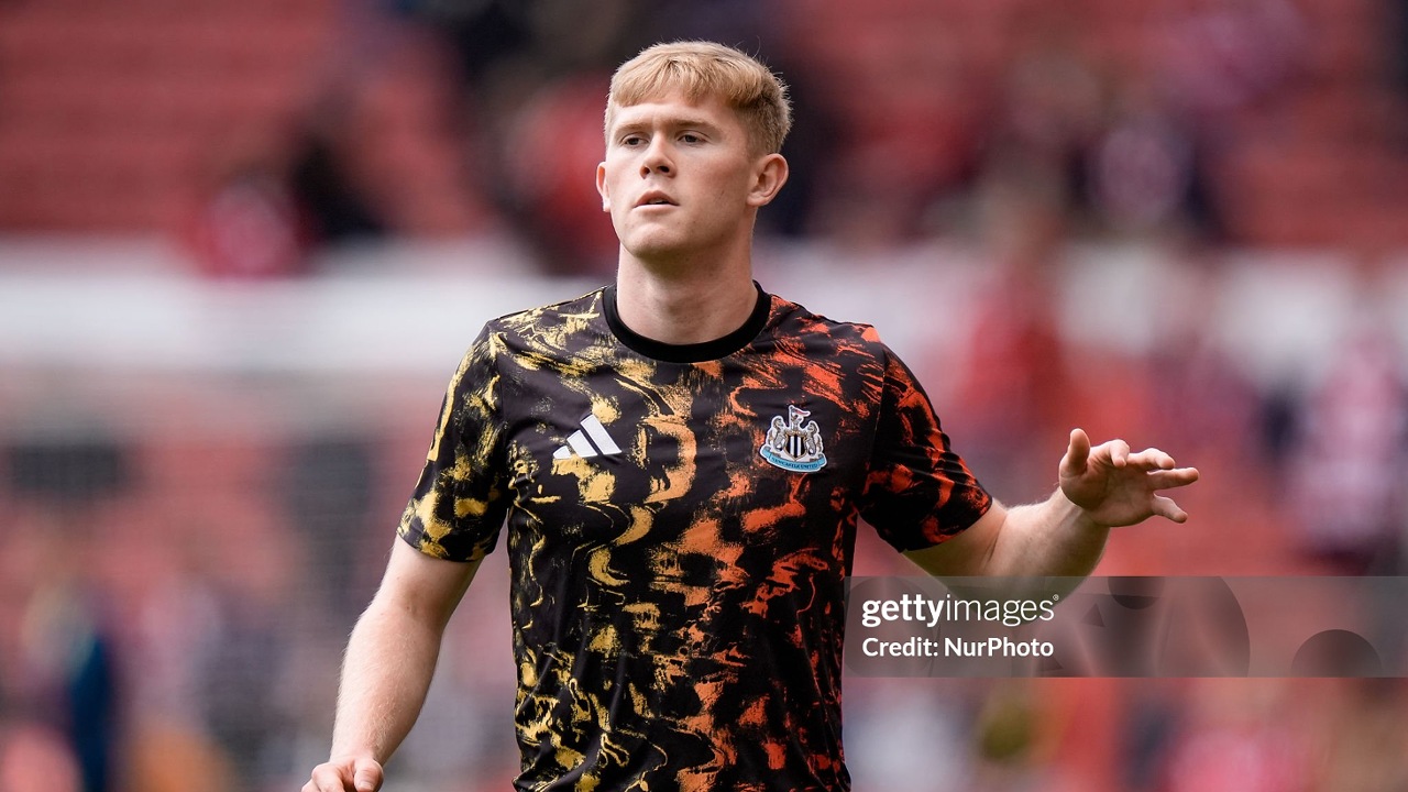 Lewis Hall Bikin Newcastle United Cemas di City Ground