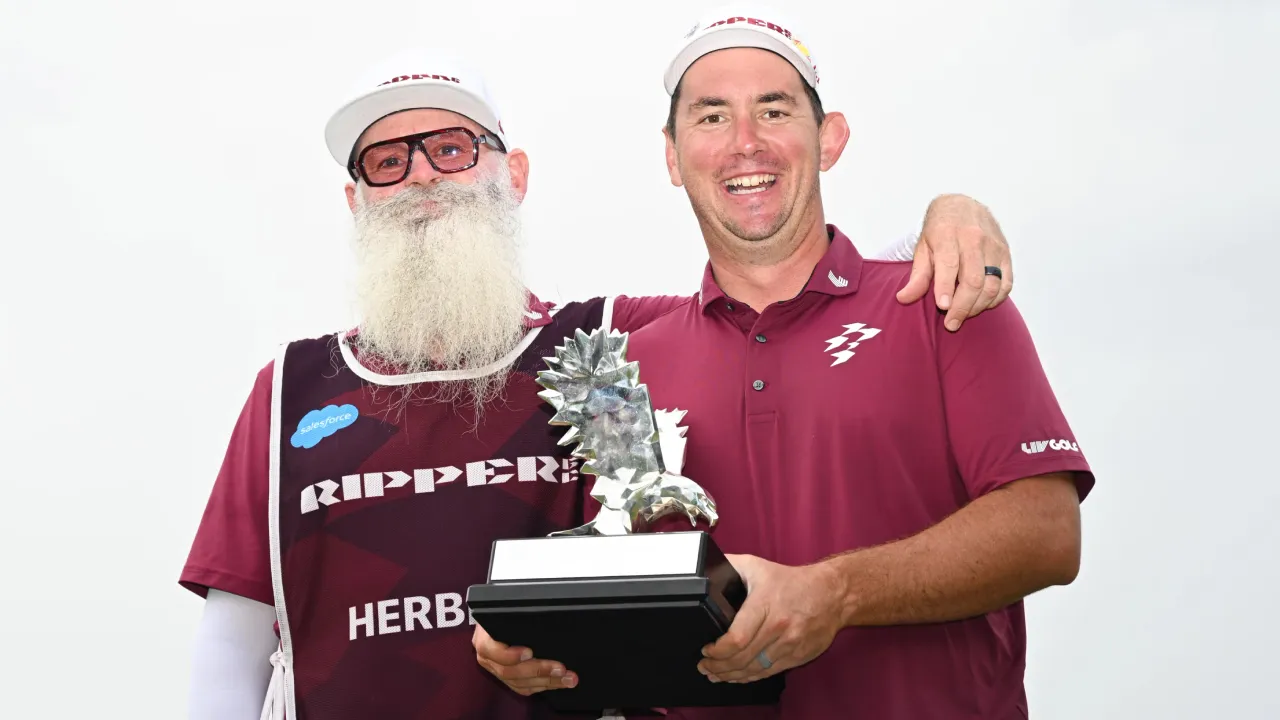 Lucas Herbert berpose dengan trofi LIV Golf Virginia bersama dengan caddie-nya. (Foto: Golf Digest)