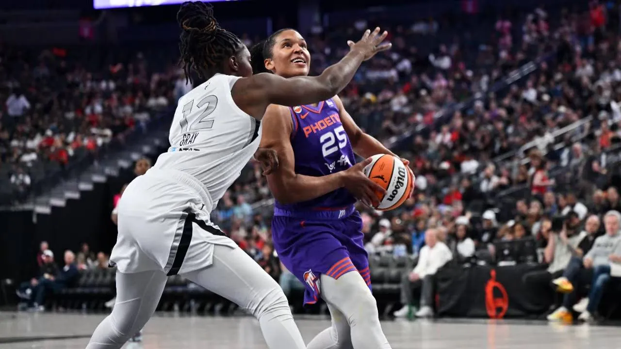 Alyssa Thomas (kanan) memimpin kemenangan Phoenix Mercury atas juara bertahan Las Vegas Aces. (Foto: AP)
