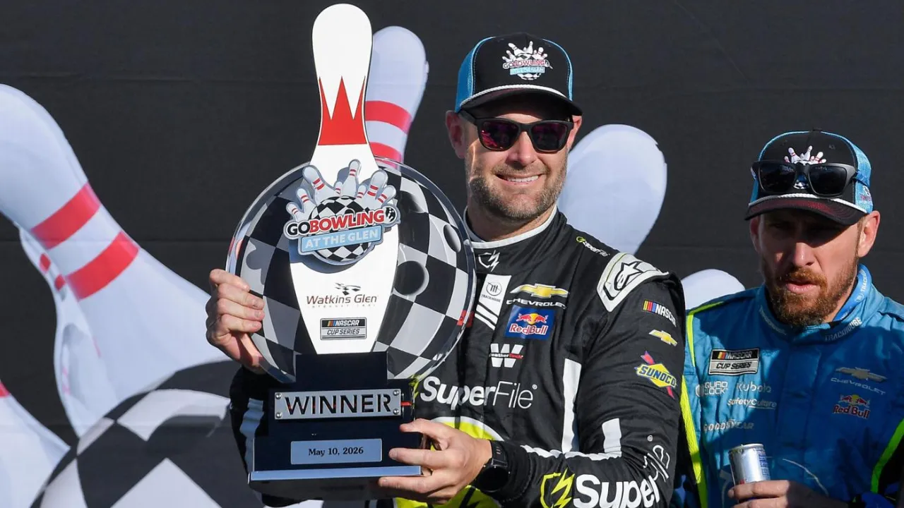 Shane van Gisbergen merayakan kemenangan ketujuhnya di ajang Cup Series, dan seluruhnya diraih di lintasan road course maupun street course. (Foto: AP)